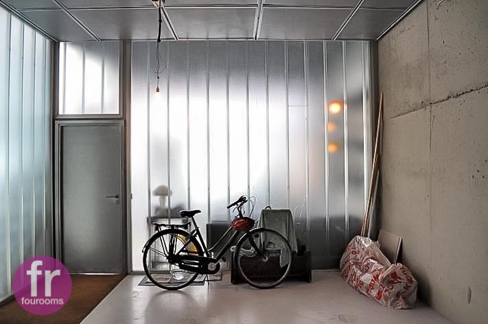 garage con bicicleta