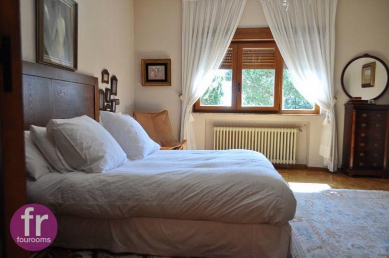 dormitorio con cama grande