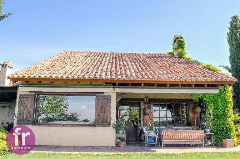 vista exterior de porche y jardin
