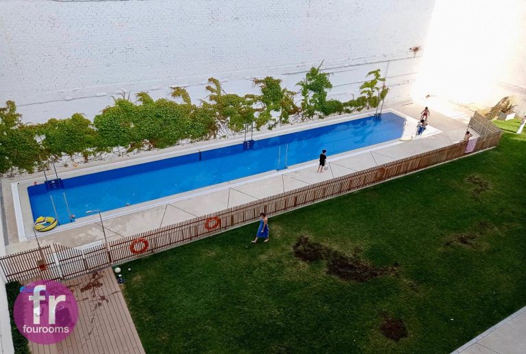 vista cenital de jardin con piscina