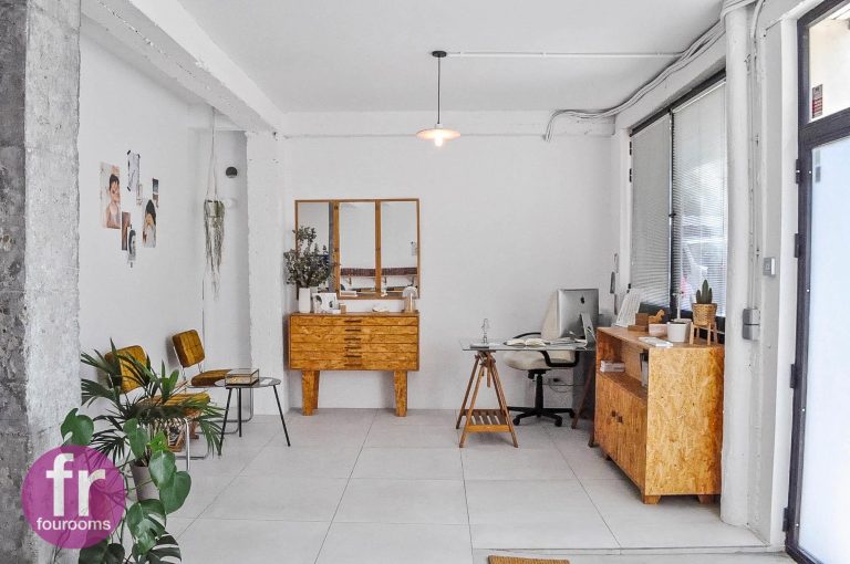 Despacho con muebles de madera