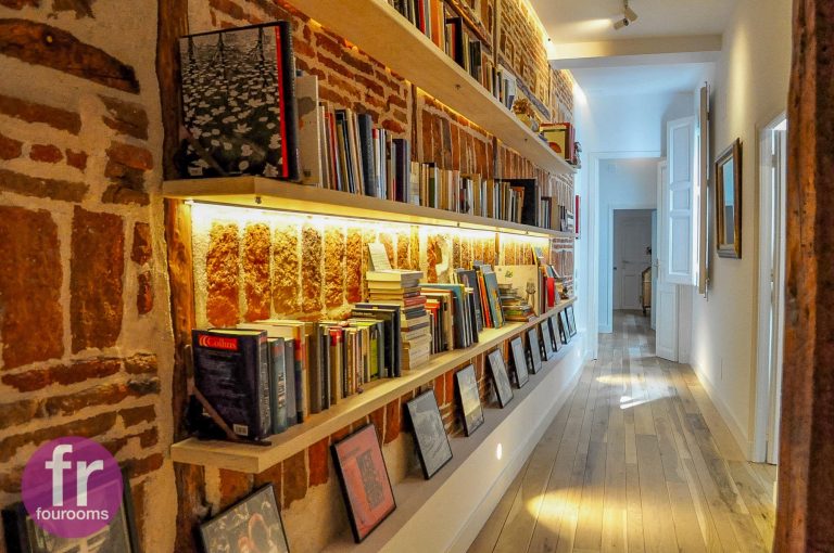 pared de pasillo con estanteria y libros