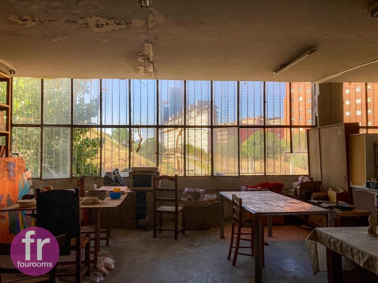 aula con mesas y ventanales