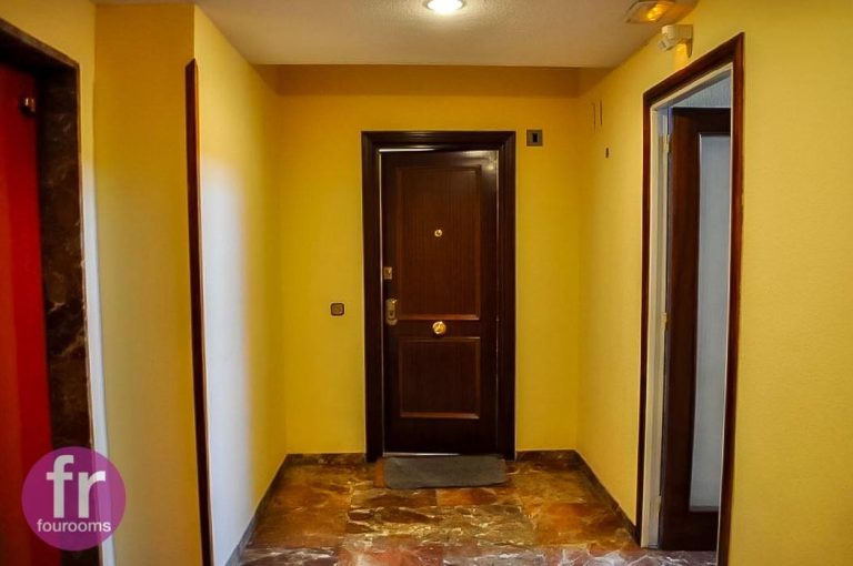 distribuidor con puerta principal