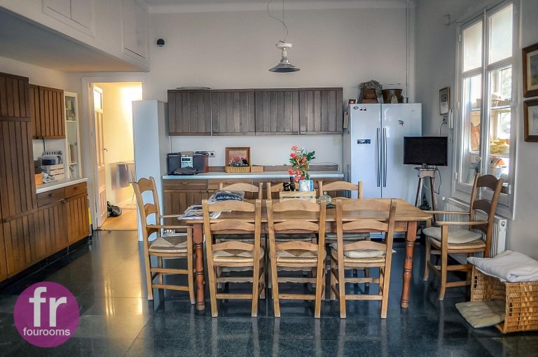 mesa de comedor de madera en cocina
