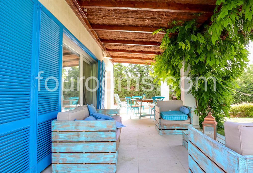 porche con muebles color turquesa