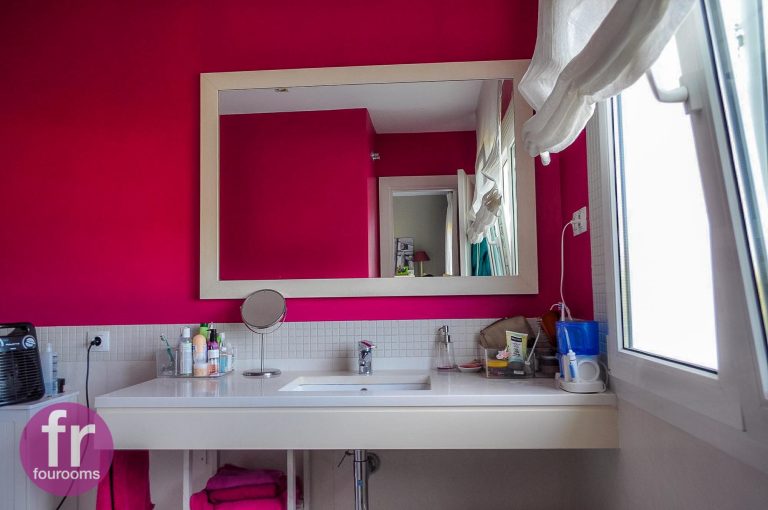 lavabo de baño con pared roja