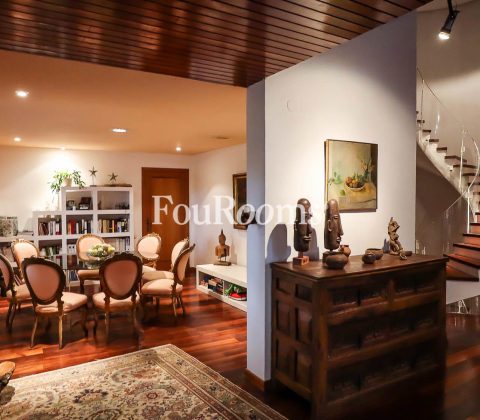 Interior comedor y distribuidor con escaleras