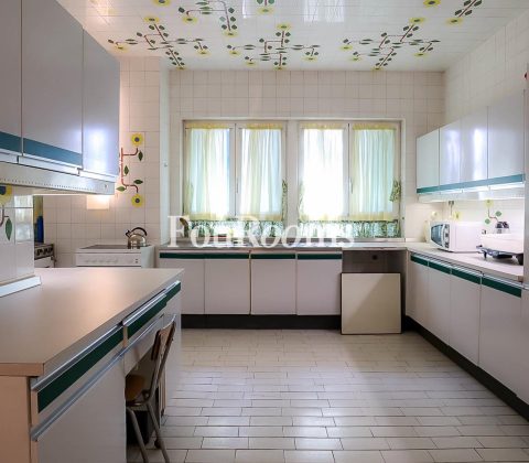 ámplia cocina con muebles blancos