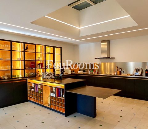 ámplia cocina moderna con muebles negros