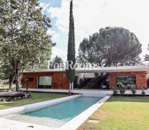 casa con jardin y piscina