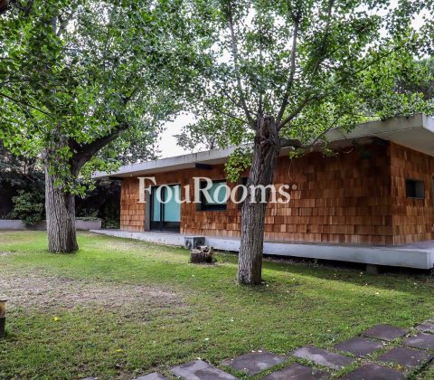 chalet y jardin con arboles