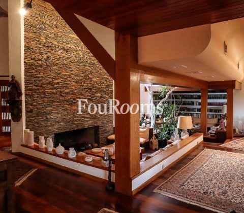 chimenea con pared de piedra