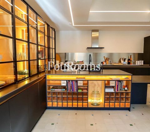 cocina con gran alacena de cristal