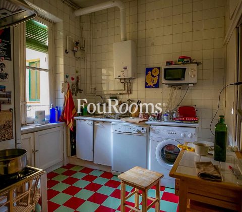 cocina con muebles viejos y suelo de damero