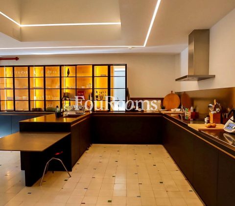 cocina moderna con muebles lacados en negro