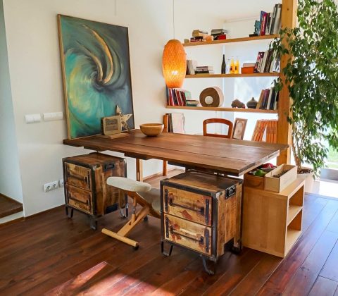 despacho con mesa y estanteria de madera
