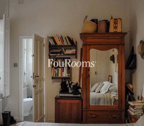 dormitorio con armario de madera y espejo