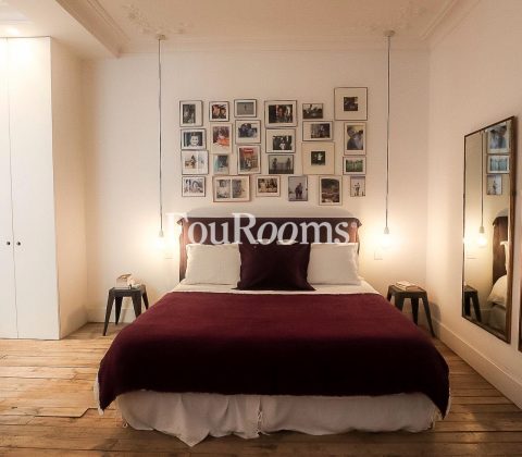 dormitorio con cama grande