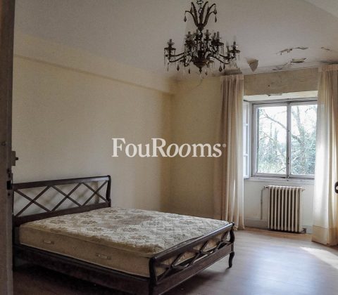 dormitorio con cama grande