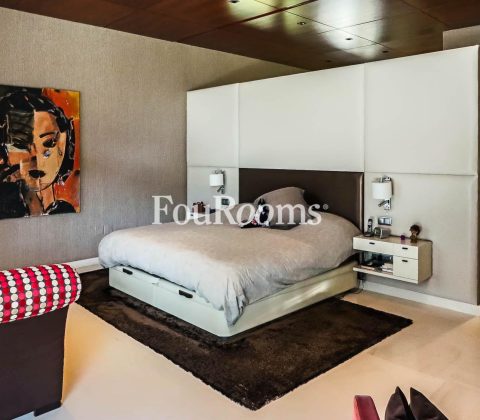 dormitorio con cama grande y cuadro