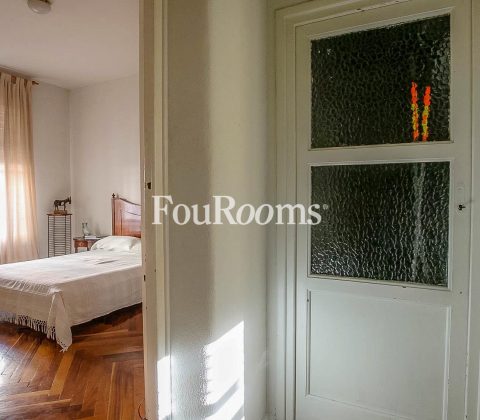 dormitorio con cama y puerta de cristal