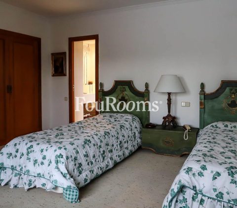 dormitorio con dos camas