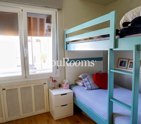 dormitorio con litera azul celeste