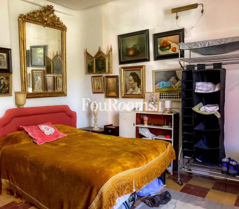 dormitorio con muebles muy viejos