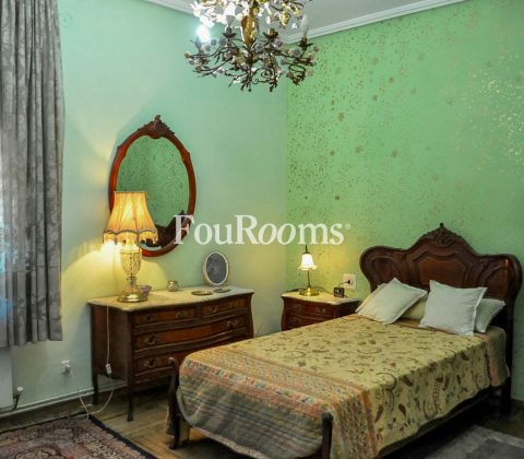 dormitorio con paredes verdes