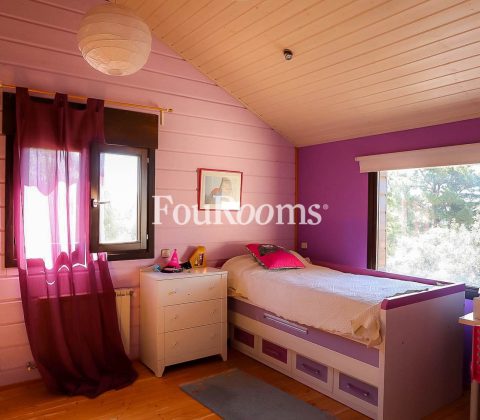 dormitorio juvenil con cama yparedes rosas