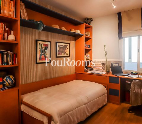 dormitorio juvenil con mueble estantería, caama y mesa de estudio