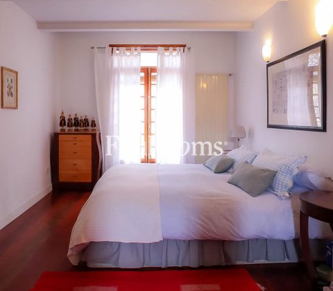 dormitorio principal con cama grande