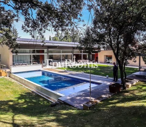 exterior chalet moderno con jardín y piscina
