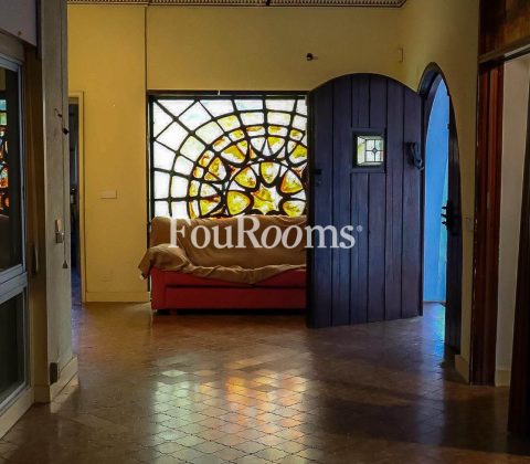 hall de entrada con sofá y ventanal