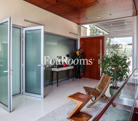 hall distribuidor con puertas de cristal