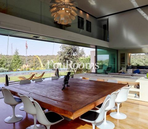 interior amplio salón y comedor acristalados