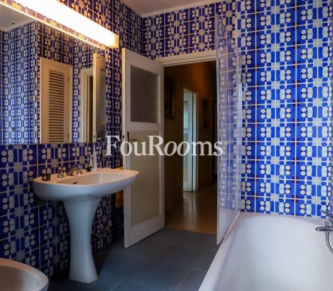 interior baño con azulejos azules