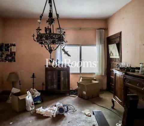 interior casa abandonada con paredes rosas