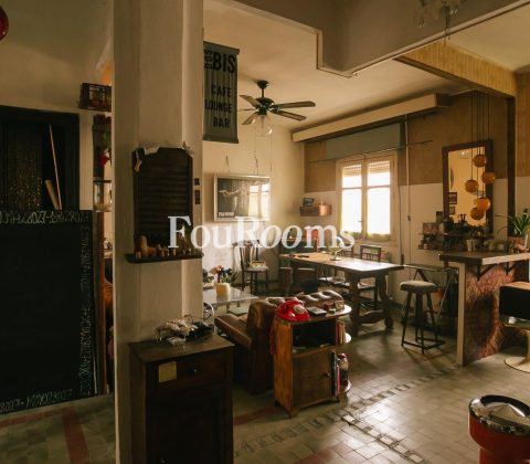 interior casa con muchos muebles vintage