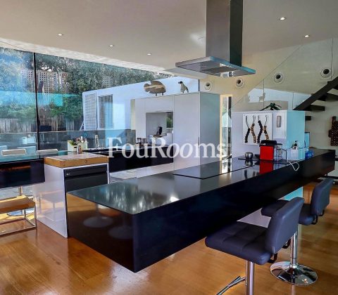 interior cocina de diseño con grandes ventanales