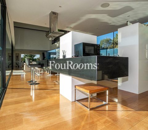 interior cocina moderna con isala central en negro