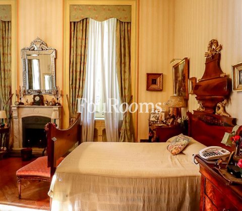 interior de dormitorio clásico con cama de cabecero de madera