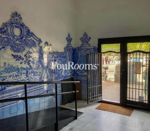 interior de portal con azulejos andaluces