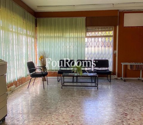 interior oficina con sillas y fotocopiadora