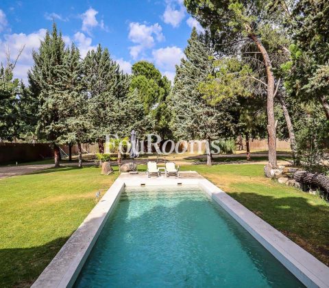 jardín con piscina