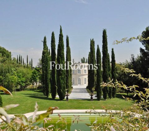 jardin de palacete con cipreses