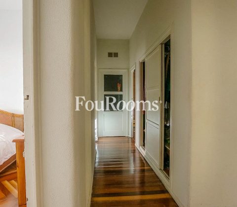 pasillo con vista de dormitorio y baño
