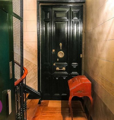 puerta de ascensor y puerta de piso