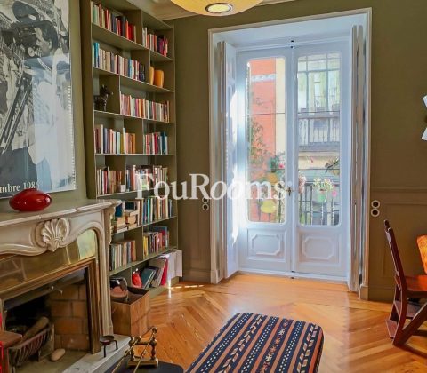 sala con chimenea y puerta de balcón